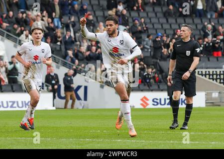 Kyran Lofthouse feiert nach einem Treffer für Milton Keynes Dons und bringt das Punkteniveau auf 1:1 gegen Salford City, während der ersten Hälfte des Spiels der Sky Bet League 2 zwischen MK Dons und Salford City am Freitag, den 8. März 2024, im Stadium MK, Milton Keynes. (Foto: John Cripps | MI News) Credit: MI News & Sport /Alamy Live News Stockfoto