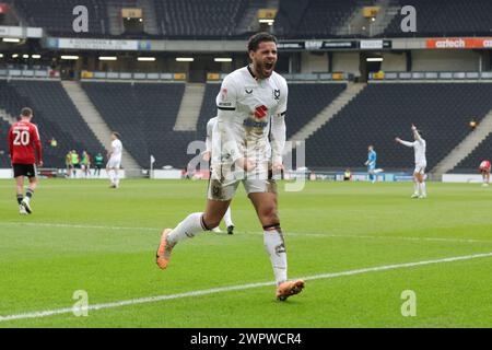 Kyran Lofthouse feiert nach einem Treffer für Milton Keynes Dons und bringt das Punkteniveau auf 1:1 gegen Salford City, während der ersten Hälfte des Spiels der Sky Bet League 2 zwischen MK Dons und Salford City am Freitag, den 8. März 2024, im Stadium MK, Milton Keynes. (Foto: John Cripps | MI News) Credit: MI News & Sport /Alamy Live News Stockfoto