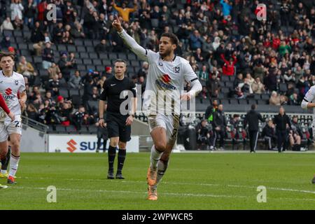 Kyran Lofthouse feiert nach einem Treffer für Milton Keynes Dons und bringt das Punkteniveau auf 1:1 gegen Salford City, während der ersten Hälfte des Spiels der Sky Bet League 2 zwischen MK Dons und Salford City am Freitag, den 8. März 2024, im Stadium MK, Milton Keynes. (Foto: John Cripps | MI News) Credit: MI News & Sport /Alamy Live News Stockfoto