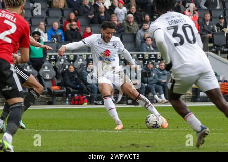 Kyran Lofthouse feiert nach einem Treffer für Milton Keynes Dons und bringt das Punkteniveau auf 1:1 gegen Salford City, während der ersten Hälfte des Spiels der Sky Bet League 2 zwischen MK Dons und Salford City am Freitag, den 8. März 2024, im Stadium MK, Milton Keynes. (Foto: John Cripps | MI News) Credit: MI News & Sport /Alamy Live News Stockfoto