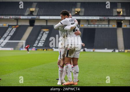 Kyran Lofthouse feiert nach einem Treffer für Milton Keynes Dons und bringt das Punkteniveau auf 1:1 gegen Salford City, während der ersten Hälfte des Spiels der Sky Bet League 2 zwischen MK Dons und Salford City am Freitag, den 8. März 2024, im Stadium MK, Milton Keynes. (Foto: John Cripps | MI News) Credit: MI News & Sport /Alamy Live News Stockfoto