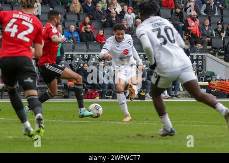 Kyran Lofthouse feiert nach einem Treffer für Milton Keynes Dons und bringt das Punkteniveau auf 1:1 gegen Salford City, während der ersten Hälfte des Spiels der Sky Bet League 2 zwischen MK Dons und Salford City am Freitag, den 8. März 2024, im Stadium MK, Milton Keynes. (Foto: John Cripps | MI News) Credit: MI News & Sport /Alamy Live News Stockfoto