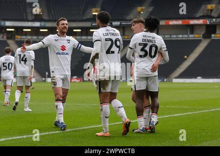 Kyran Lofthouse feiert nach einem Treffer für Milton Keynes Dons und bringt das Punkteniveau auf 1:1 gegen Salford City, während der ersten Hälfte des Spiels der Sky Bet League 2 zwischen MK Dons und Salford City am Freitag, den 8. März 2024, im Stadium MK, Milton Keynes. (Foto: John Cripps | MI News) Credit: MI News & Sport /Alamy Live News Stockfoto