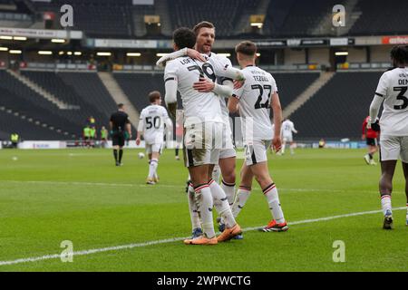 Kyran Lofthouse feiert nach einem Treffer für Milton Keynes Dons und bringt das Punkteniveau auf 1:1 gegen Salford City, während der ersten Hälfte des Spiels der Sky Bet League 2 zwischen MK Dons und Salford City am Freitag, den 8. März 2024, im Stadium MK, Milton Keynes. (Foto: John Cripps | MI News) Credit: MI News & Sport /Alamy Live News Stockfoto