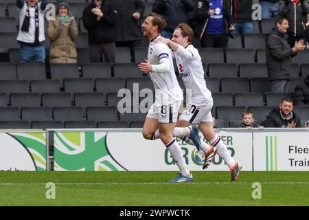 captain Alex Gilbey feiert, nachdem er für Milton Keynes Dons geschossen hat, um die Führung gegen Salford City zu übernehmen, während der ersten Hälfte des Spiels der Sky Bet League 2 zwischen MK Dons und Salford City im Stadion MK, Milton Keynes am Freitag, den 8. März 2024. (Foto: John Cripps | MI News) Credit: MI News & Sport /Alamy Live News Stockfoto