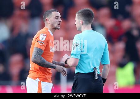 Oliver Norburn (links) spricht mit dem Schiedsrichter Edward Duckworth während des Spiels der Sky Bet League One in der Bloomfield Road, Blackpool. Bilddatum: Samstag, 9. März 2024. Stockfoto