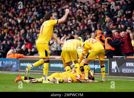 Jack Robinson von Sheffield United feiert mit seinen Teamkollegen das zweite Tor im Spiel der Premier League im Vitality Stadium in Bournemouth. Bilddatum: Samstag, 9. März 2024. Stockfoto