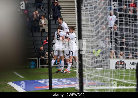 captain Alex Gilbey feiert, nachdem er für Milton Keynes Dons geschossen hat, um die Führung gegen Salford City zu übernehmen, während der ersten Hälfte des Spiels der Sky Bet League 2 zwischen MK Dons und Salford City im Stadion MK, Milton Keynes am Freitag, den 8. März 2024. (Foto: John Cripps | MI News) Credit: MI News & Sport /Alamy Live News Stockfoto