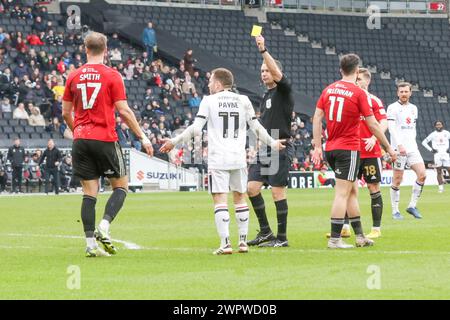 Dean Whitestone zeigt eine gelbe Karte für Matt Smith in Salford City während der zweiten Hälfte des Spiels der Sky Bet League 2 zwischen MK Dons und Salford City im Stadion MK, Milton Keynes am Freitag, den 8. März 2024. (Foto: John Cripps | MI News) Credit: MI News & Sport /Alamy Live News Stockfoto