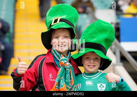 Junge irische Fans vor dem Guinness 6 Nations Match England gegen Irland 2024 im Twickenham Stadium, Twickenham, Vereinigtes Königreich, 9. März 2024 (Foto: Steve Flynn/News Images) Stockfoto