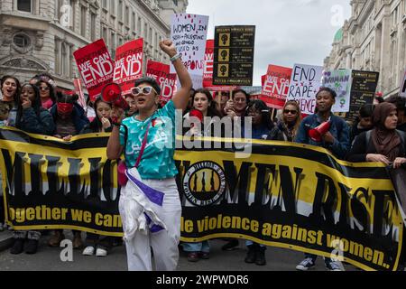 London, England, Großbritannien. März 2024. "Wir können die männliche Gewalt gegen Frauen beenden". Million Women Rise (MWR) ist eine alljährlich in London stattfindende demonstration gegen Gewalt gegen Frauen. Kredit: Kiki Streitberger/Alamy Live News Stockfoto