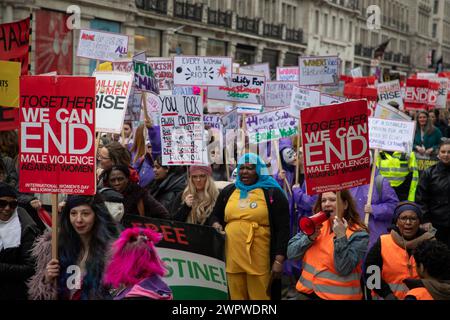 London, England, Großbritannien. März 2024. "Wir können die männliche Gewalt gegen Frauen beenden". Million Women Rise (MWR) ist eine alljährlich in London stattfindende demonstration gegen Gewalt gegen Frauen. Kredit: Kiki Streitberger/Alamy Live News Stockfoto