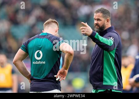 Andy Farrell Cheftrainer von Irland spricht mit Jack Crowley aus Irland vor dem Guinness 6 Nations Match England gegen Irland 2024 im Twickenham Stadium, Twickenham, Vereinigtes Königreich, 9. März 2024 (Foto: Steve Flynn/News Images) Stockfoto