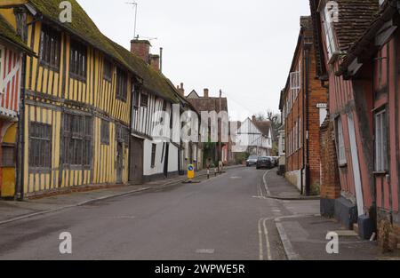 Water Street in Lavenham, Suffolk, mit einigen ihrer farbenfrohen Fachwerkhäuser Stockfoto