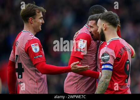 Southampton's Joe Rothwell (2. Rechts) feiert das vierte Tor ihrer Mannschaft, zusammen mit Southampton's Adam Armstrong (rechts) während des Sky Bet Championship Matches im St Mary's Stadium, Southampton. Bilddatum: Samstag, 9. März 2024. Stockfoto