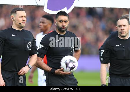 Selhurst Park, Selhurst, London, Großbritannien. März 2024. Premier League Football, Crystal Palace gegen Luton Town; Schiedsrichter Sunny Singh Gill mit dem Ball zum Beginn des Spiels. Beschreibung: Action Plus Sports/Alamy Live News Stockfoto