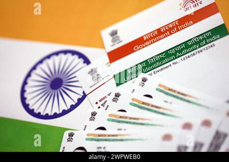 Indische Aadhaar-Karte von der Unique Identification Authority of India auf indischer Flagge Nahaufnahme Stockfoto