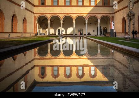 Pool im Innenhof des Castello Sforzesco oder der Mailänder Burg im Herzen von Mailand, Lombardei, Italien. Stockfoto