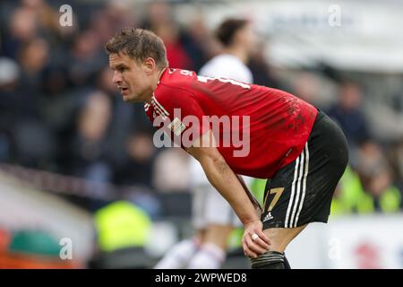 Matt Smith von Salford City während der zweiten Hälfte des Spiels der Sky Bet League 2 zwischen MK Dons und Salford City im Stadion MK, Milton Keynes am Freitag, den 8. März 2024. (Foto: John Cripps | MI News) Credit: MI News & Sport /Alamy Live News Stockfoto