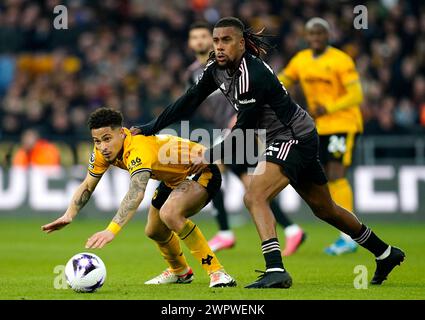 Wolverhampton Wanderers Joao Gomes (links) und Fulhams Alex Iwobi kämpfen um den Ball während des Premier League-Spiels im Molineux Stadium in Wolverhampton. Bilddatum: Samstag, 9. März 2024. Stockfoto