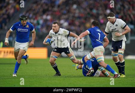 Schottlands Jack Dempsey (links) entkommt dem Italiener Michele Lamaro während des Guinness Six Nations Matches im Stadio Olimpico in Rom. Bilddatum: Samstag, 9. März 2024. Stockfoto