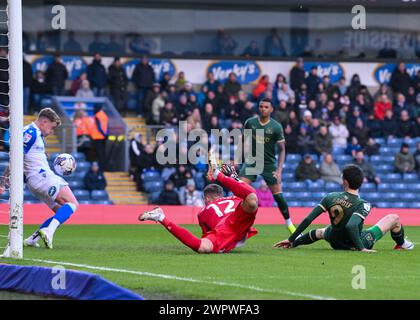 Sammie Szmodics von Blackburn Rovers stoppt den Ball auf der Torlinie während des Sky Bet Championship Matches Blackburn Rovers vs Plymouth Argyle in Ewood Park, Blackburn, Vereinigtes Königreich, 9. März 2024 (Foto: Stan Kasala/News Images) in, am 9. März 2024. (Foto: Stan Kasala/News Images/SIPA USA) Credit: SIPA USA/Alamy Live News Stockfoto