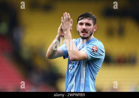 Liam Kitching von Coventry City lobt den Fans nach dem Sieg im Sky Bet Championship-Spiel in der Vicarage Road, Watford. Bilddatum: Samstag, 9. März 2024. Stockfoto