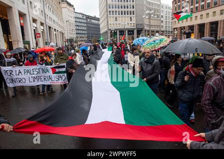 Mailand, Italien. März 2024. Corteo per la Palestina „stop al genocidi in Palestina“ Libertà per Anan Yaheesh - Cronaca - Mailand - Italia - Sabato 09 Marzo 2024 (Foto Marco Cremonesi/LaPresse) „March for Palestine „Stop the Genocide in Palestine“ kostenlos Anan Yaheesh - News - Mailand - Italien - Samstag, 9. März 2024 (Foto: Marco Cremonesi/LaPresse)." Quelle: LaPresse/Alamy Live News Stockfoto