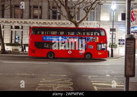 Ikonischer Transport London Bus im Herzen der Stadt Stockfoto