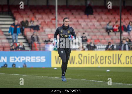 Crawley, Großbritannien. März 2024. Broadfield Stadium, Crawley, 9. März 2024; Mary Earps (27 Mann United) wärmt sich vor dem Adobe Womens FA Cup Spiel zwischen Brighton und Hove Albion und Manchester United im Broadfield Stadium, Crawley, auf. (Tom Phillips/SPP) Credit: SPP Sport Press Photo. /Alamy Live News Stockfoto