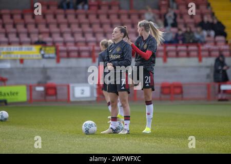 Crawley, Großbritannien. März 2024. Broadfield Stadium, Crawley, 9. März 2024; Millie Turner (21 Mann) und Ella Toone (7 Mann) vor dem Adobe Womens FA Cup Spiel zwischen Brighton und Hove Albion und Manchester United im Broadfield Stadium, Crawley. (Tom Phillips/SPP) Credit: SPP Sport Press Photo. /Alamy Live News Stockfoto