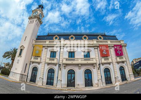 VALENCIA, SPANIEN - 29. MÄRZ 2022: Das Uhrengebäude oder Edifici del Rellotge, ein Gebäude aus der Muelle del Turía Avenue, erbaut 1916, heute HE Stockfoto