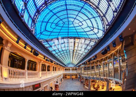 MSC GRANDIOSA, MALTESISCHER PAVILLON - 23. MÄRZ 2021: Im Kreuzfahrtschiff MSC Grandiosa, mit berühmten Markengeschäften und luxuriösen Unterhaltungsräumen. Stockfoto