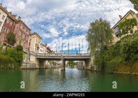 LJUBLJANA, SLOWENIEN-5. JUNI 2022: Blick auf die Cobblers' Bridge (Šuštarski Most) im alten Stadtzentrum, vom Fluss Ljubljanica. Sie ist mit dem Corint dekoriert Stockfoto