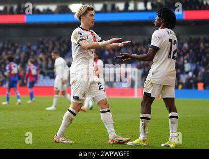 Daiki Hashioka und Issa Kabore von Luton Town feiern nach dem Spiel der Premier League im Londoner Selhurst Park. Bilddatum: Samstag, 9. März 2024. Stockfoto