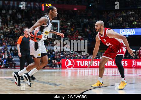 Mailand, Italien. März 2024. Kevin Punter #7 von Partizan Mozzart Bet Belgrad (L) und Shavon Shields #31 von EA7 Emporio Armani Milan (R) in Aktion während der regulären Saison der Turkish Airlines EuroLeague 2023/24 Runde 28 zwischen EA7 Emporio Armani Milan und Partizan Mozzart Bet Belgrad im Mediolanum Forum, Mailand, Italien am 08. März 2024 - Foto FCI/Fabrizio Carabelli Endpunktzahl; EA7 Mailand 85:83 Partizan Belgrad. (Foto: Fabrizio Carabelli/SOPA Images/SIPA USA) Credit: SIPA USA/Alamy Live News Stockfoto