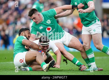 Der Engländer Jamie George wird im Rahmen des Guinness Six Nations Matches im Twickenham Stadium in London von Bundee Aki bekämpft. Bilddatum: Samstag, 9. März 2024. Stockfoto