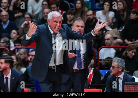 Mailand, Italien. März 2024. Zeljko Obradovic Head Coach von Partizan Mozzart Bet Belgrad reagiert während des regulären Saisonspiels der Turkish Airlines EuroLeague 2023/24 Runde 28 zwischen EA7 Emporio Armani Milan und Partizan Mozzart Bet Belgrad im Mediolanum Forum. Endergebnis; EA7 Mailand 85:83 Partizan Belgrad. (Foto: Fabrizio Carabelli/SOPA Images/SIPA USA) Credit: SIPA USA/Alamy Live News Stockfoto