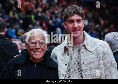 Mailand, Italien. März 2024. Giorgio Armani (L) und Dusan Vlahovic (R) wurden während der regulären Saison 2023/24 in der Runde 28 der Turkish Airlines zwischen EA7 Emporio Armani Milan und Partizan Mozzart im Mediolanum Forum in Belgrad gespielt. Endergebnis; EA7 Mailand 85:83 Partizan Belgrad. (Foto: Fabrizio Carabelli/SOPA Images/SIPA USA) Credit: SIPA USA/Alamy Live News Stockfoto