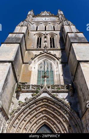 Europa, Frankreich, Nouvelle-Aquitaine, Saintes, Petersdom (Cathédrale Saint-Pierre de Saintes) mit dem gewaltigen Uhrenturm Stockfoto