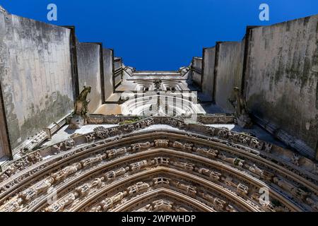 Europa, Frankreich, Nouvelle-Aquitaine, Saintes, Petersdom (Cathédrale Saint-Pierre de Saintes) mit dem Uhrenturm Stockfoto
