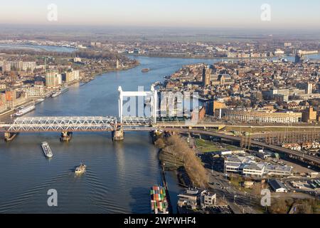 Aus der Vogelperspektive die mittelalterliche niederländische Stadt Dordrecht mit Eisenbahnbrücke über den Fluss Oude Maas Stockfoto