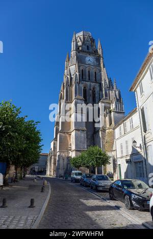 Europa, Frankreich, Nouvelle-Aquitaine, Saintes, Petersdom (Cathédrale Saint-Pierre de Saintes) ab Rue Georges Clemenceau Stockfoto