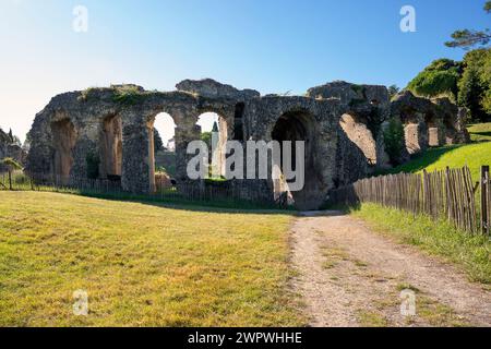 Europa, Frankreich, Nouvelle-Aquitaine, Saintes, die Ruine des gallo-römischen Amphitheaters (Amphithéâtre Gallo-Romain de Saintes) Stockfoto