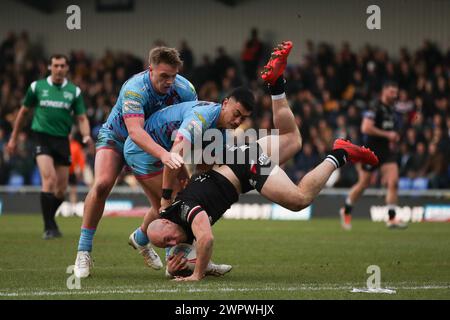 London, Großbritannien. März 2024. Lee Kershaw aus London Broncos wird während des Super League-Spiels zwischen London Broncos und Wigan Warriors am 9. März 2024 in der Plough Lane in London, England, dramatisch bekämpft. Foto von Ken Sparks. Nur redaktionelle Verwendung, Lizenz für kommerzielle Nutzung erforderlich. Keine Verwendung bei Wetten, Spielen oder Publikationen eines einzelnen Clubs/einer Liga/eines Spielers. Quelle: UK Sports Pics Ltd/Alamy Live News Stockfoto