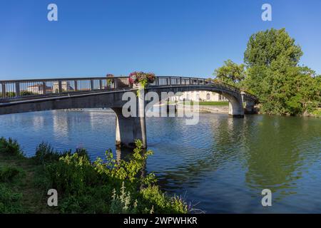 Europa, Frankreich, Nouvelle-Aquitaine, Saintes, die Passerelle Piétonne de Saintes (Fußgängerbrücke) über den Fluss Charente vom linken Ufer Stockfoto