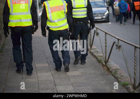 Flensburg, Schleswig-Holstein Protest der Mitte, Demonstration und Kundgebung. Polizisten begleiten die Demo. Aufnahme vom 09.03.2024, Flensburg *** Flensburg, Schleswig Holstein Protest des Zentrums, Demonstration und Kundgebung Polizeibeamte begleiten die Demonstration Foto aufgenommen am 09 03 2024, Flensburg Stockfoto