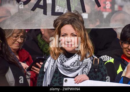 London, Großbritannien. März 2024. Die Sängerin Charlotte Church nimmt an dem Protest Teil. Tausende von Menschen marschieren in Solidarität mit Palästina zur US-Botschaft und rufen zu einem Waffenstillstand auf, während der Krieg zwischen Israel und der Hamas fortgesetzt wird. Quelle: SOPA Images Limited/Alamy Live News Stockfoto