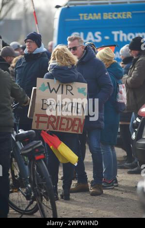 Flensburg, Schleswig-Holstein Protest der Mitte, Demonstration und Kundgebung. Person mit Transparent mit Aufschrift: Wir brauchen Frieden. Aufnahme vom 09.03.2024, Flensburg *** Flensburg, Schleswig Holstein Protest des Zentrums, Demonstration und Demonstration Person mit Banner mit der Aufschrift Wir brauchen Frieden Foto aufgenommen am 09 03 2024, Flensburg Stockfoto