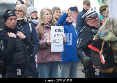 Flensburg, Schleswig-Holstein Protest der Mitte, Demonstration und Kundgebung. OMAS gegen Rechts als Gegendemonstranten, hier: Südermarkt. Aufnahme vom 09.03.2024, Flensburg *** Flensburg, Schleswig Holstein Protest des Zentrums, Demonstrations- und Kundgebungsoberhäupter gegen die Rechte als Gegendemonstratoren, hier Südermarkt Foto vom 09 03 2024, Flensburg Stockfoto